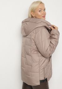 Born2be - Ciemnobeżowa Pikowana Kurtka z Kapturem i Ozdobnymi Suwakami Tulirisa. Okazja: na co dzień. Typ kołnierza: kaptur. Kolekcja: plus size. Kolor: beżowy. Materiał: jeans. Styl: sportowy, casual #5