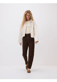 Reserved - Jeansy mom fit - brązowy. Kolor: brązowy