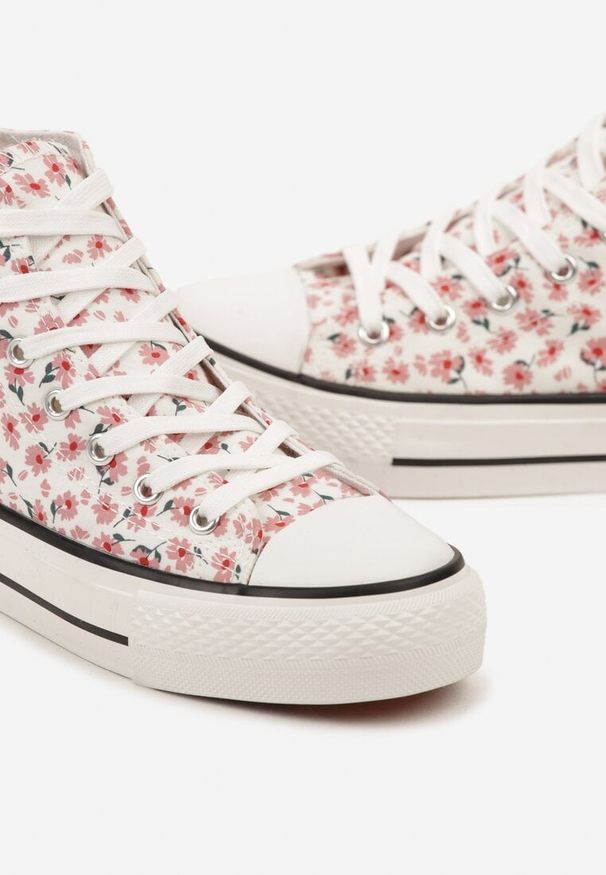 Renee - Różowe Trampki z Wysoką Cholewką Zdobione Kwiatowym Printem Folellia. Okazja: na co dzień. Wysokość cholewki: przed kolano. Zapięcie: sznurówki. Kolor: różowy. Materiał: jeans, dzianina. Szerokość cholewki: normalna. Wzór: aplikacja, kwiaty, nadruk. Styl: casual, klasyczny