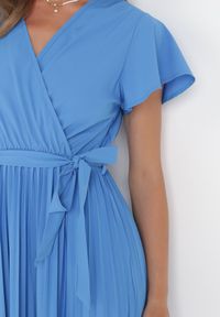 Born2be - Niebieska Elegancka Sukienka Maxi w Plisy z Kopertowym Dekoltem i Wiązaniem Thessi. Kolor: niebieski. Sezon: lato. Typ sukienki: kopertowe. Styl: elegancki. Długość: maxi #4