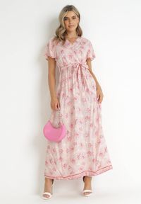 Born2be - Jasnoróżowa Sukienka Kopertowa z Wiskozy z Gumką w Talii i Metalicznym Wzorem Hollisa. Kolor: różowy. Materiał: wiskoza. Typ sukienki: kopertowe #2