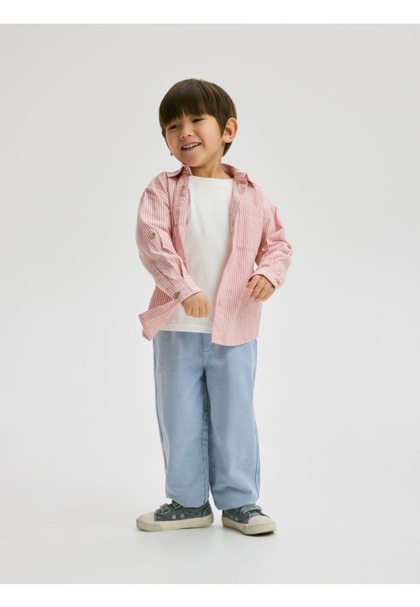 Reserved - Dresowe spodnie z efektem sprania - jasnoniebieski. Kolor: niebieski. Materiał: dresówka