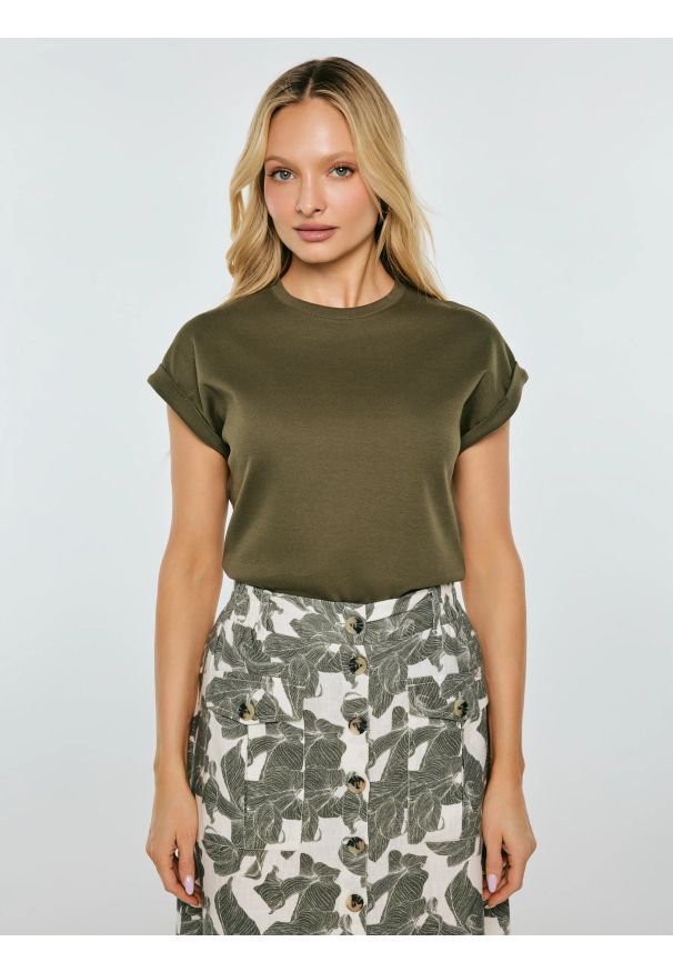 Big-Star - Koszulka damska z podwijanym rękawem khaki Adela 303. Kolor: zielony. Materiał: dzianina, żakard. Długość rękawa: krótki rękaw. Długość: krótkie. Wzór: jednolity. Styl: klasyczny