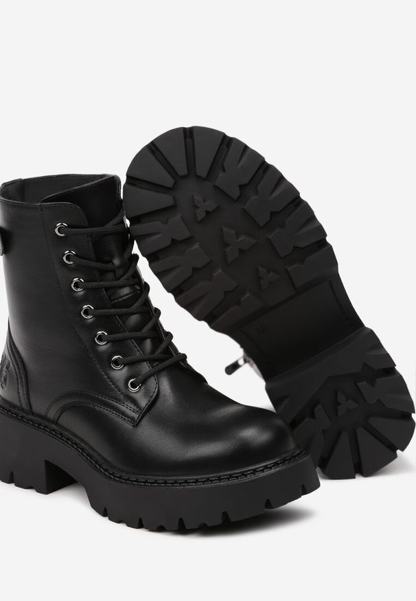 Renee - Czarne Botki Workery Vices z Ozdobną Sprzączką przy Cholewce Deosia. Okazja: na co dzień. Zapięcie: sprzączka. Kolor: czarny. Materiał: skóra, jeans. Szerokość cholewki: normalna. Obcas: na płaskiej podeszwie. Styl: casual