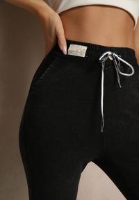 Renee - Czarne Dresowe Spodnie Joggery z Bawełny z Gumką i Sznureczkiem w Talii Kaithira. Okazja: na co dzień. Kolor: czarny. Materiał: dresówka, bawełna. Styl: elegancki, casual #3
