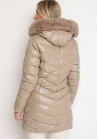 Born2be - Beżowa Długa Pikowana Kurtka z Odpinanym Futerkiem i Sznurkami Rinnarae. Okazja: na spacer, na co dzień. Typ kołnierza: kaptur. Kolor: beżowy. Materiał: futro. Długość: długie. Styl: casual, elegancki #5