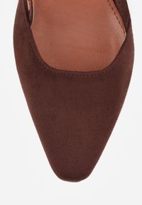 Renee - Ciemnobrązowe Letnie Czółenka VICES w Stylu Slingback na Słupku Synossia. Okazja: na co dzień. Kolor: brązowy. Materiał: jeans. Sezon: lato. Obcas: na słupku. Styl: elegancki, casual #2