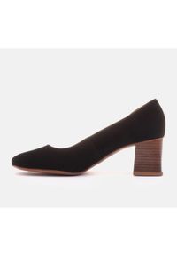 Marco Shoes Czółenka Colette czarne. Nosek buta: okrągły. Kolor: czarny. Materiał: zamsz. Obcas: na obcasie. Styl: retro. Wysokość obcasa: średni