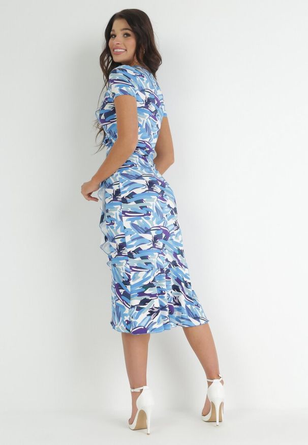 Born2be - Niebieska Sukienka Kopertowa z Falbanką Malva. Kolor: niebieski. Typ sukienki: kopertowe