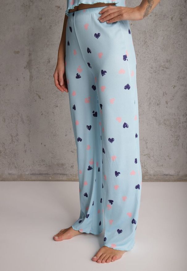 Renee - Niebieski Elastyczny Komplet Piżamowy w Serduszka Spodnie i Top Isle. Kolor: niebieski. Materiał: materiał