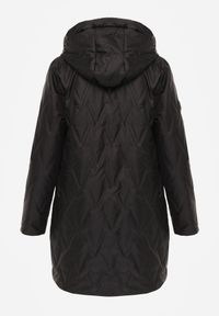 Born2be - Czarna Pikowana Kurtka Przejściowa Parka z Kapturem o Długim Kroju z Ozdobą Isaline. Okazja: na co dzień. Typ kołnierza: kaptur. Kolor: czarny. Materiał: poliester, dresówka. Długość: długie. Wzór: aplikacja. Styl: casual, klasyczny #7
