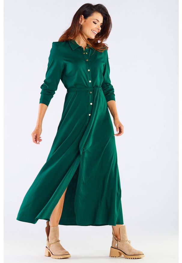 Sukienki.shop - Trapezowa sukienka maxi z koszulową górą. Okazja: na co dzień, na spacer. Materiał: wiskoza, elastan, materiał. Wzór: nadruk. Sezon: lato. Typ sukienki: koszulowe, trapezowe. Styl: sportowy, casual, elegancki. Długość: maxi