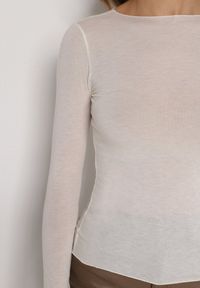 Born2be - Jasnobeżowa Wiskozowa Bluzka z Długim Rękawem z Dodatkiem Kaszmiru Uninda. Okazja: na co dzień. Kolor: beżowy. Materiał: wiskoza, kaszmir. Długość rękawa: długi rękaw. Długość: długie. Styl: casual, elegancki #2