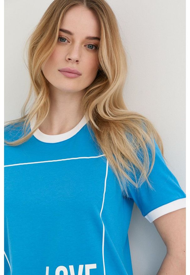 Love Moschino t-shirt bawełniany. Okazja: na co dzień. Kolor: niebieski. Materiał: bawełna. Długość rękawa: krótki rękaw. Długość: krótkie. Styl: casual