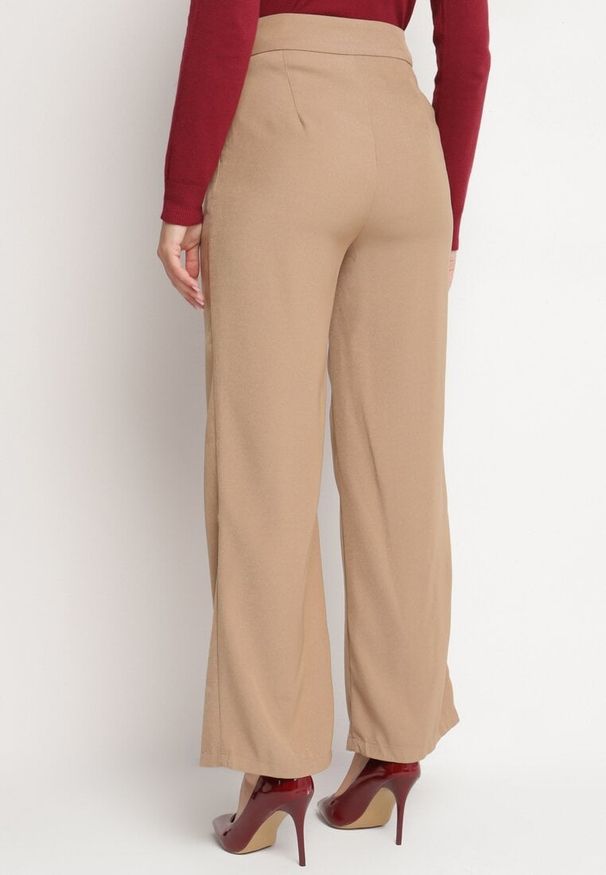 Born2be - Ciemnobeżowe Garniturowe Spodnie z Wiskozą o Szerokim Kroju z Wysokim Stanem Ozdobione Paskiem Venirria. Okazja: na co dzień. Stan: podwyższony. Kolor: beżowy. Materiał: wiskoza. Wzór: aplikacja. Styl: casual, elegancki, sportowy