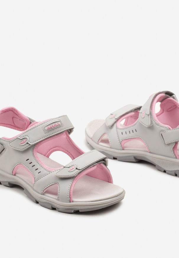 Born2be - Szaro-Różowe Płaskie Sandały w Sportowym Stylu Zapinane na Rzepy przy Kostce i Śródstopiu ze Skórzaną Wkładką Daffilla. Nosek buta: otwarty. Zapięcie: rzepy. Kolor: szary. Materiał: skóra. Sezon: lato. Styl: sportowy