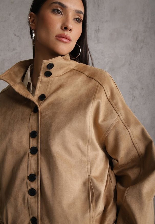 Renee - Jasnobrązowa Kurtka Bomber Jacket Ozdobiona Guzikami Quilimi. Okazja: na co dzień. Kolor: brązowy. Wzór: aplikacja. Styl: casual, elegancki