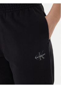 Calvin Klein Jeans Spodnie dresowe Foil Monologo LV047E826G Czarny Regular Fit. Kolor: czarny. Materiał: bawełna #4