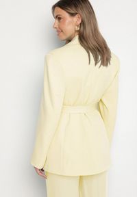 Born2be - Żółta Jednorzędowa Marynarka z Paskiem i Usztywnionymi Ramionami Diomella. Okazja: na co dzień. Kolor: żółty. Materiał: jeans. Styl: elegancki, casual
