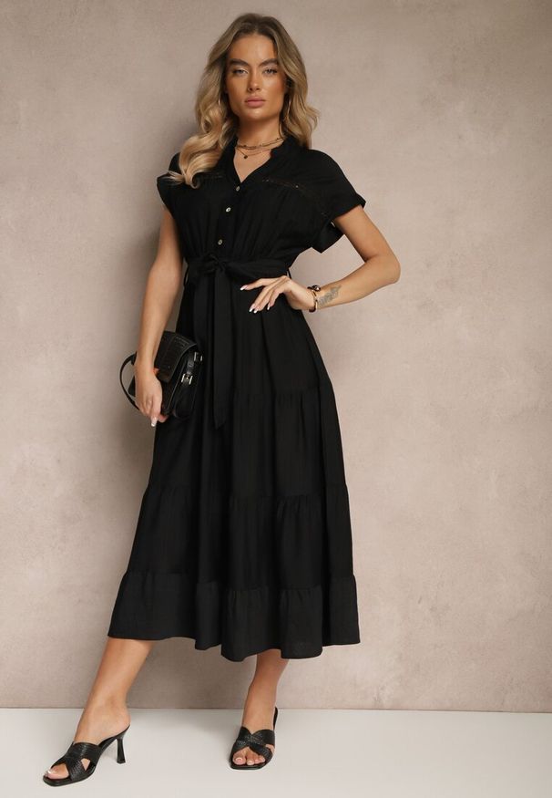 Renee - Czarna Rozkloszowana Sukienka z Wiskozy z Wiązanym Paskiem Olissare. Okazja: na spacer, na co dzień. Typ kołnierza: dekolt w serek. Kolor: czarny. Materiał: wiskoza. Długość rękawa: krótki rękaw. Typ sukienki: proste. Styl: casual