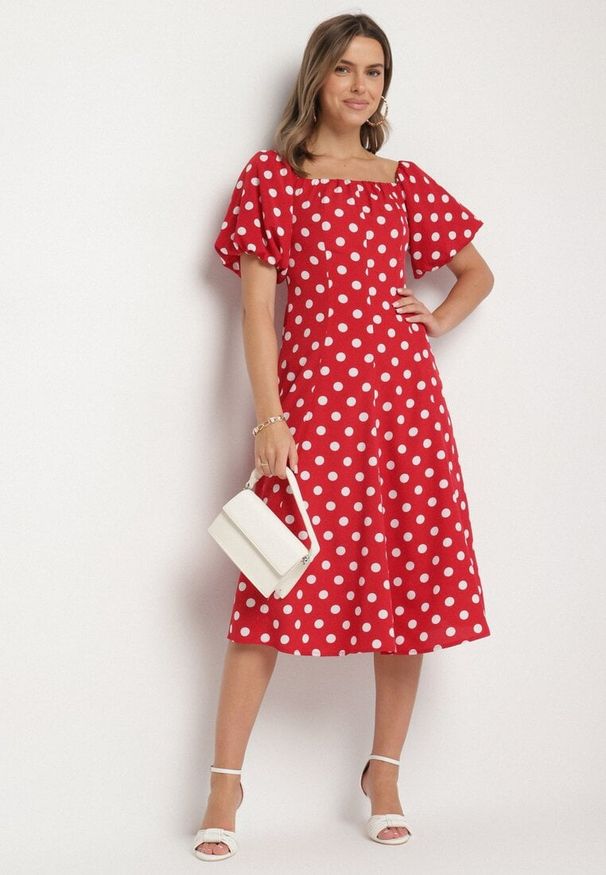 Born2be - Czerwona Rozkloszowana Sukienka Vices w Grochy z Dekoltem Typu Hiszpanka Zimina. Okazja: na co dzień. Typ kołnierza: dekolt hiszpanka. Kolor: czerwony. Materiał: materiał, skóra. Wzór: grochy. Typ sukienki: proste. Styl: casual, klasyczny