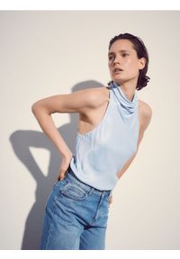 Reserved - Top halter - jasnoniebieski. Typ kołnierza: dekolt halter. Kolor: niebieski. Materiał: wiskoza, tkanina #1