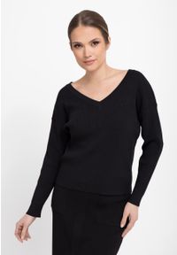 Volcano - Czarny, prążkowany sweter z dekoltem S-TIKA. Typ kołnierza: dekolt w serek. Kolor: czarny. Materiał: prążkowany. Wzór: prążki, aplikacja. Styl: klasyczny #1
