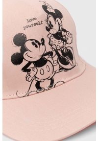 United Colors of Benetton czapka z daszkiem bawełniana dziecięca x Disney kolor różowy z nadrukiem. Kolor: różowy. Materiał: bawełna. Wzór: nadruk, motyw z bajki #2