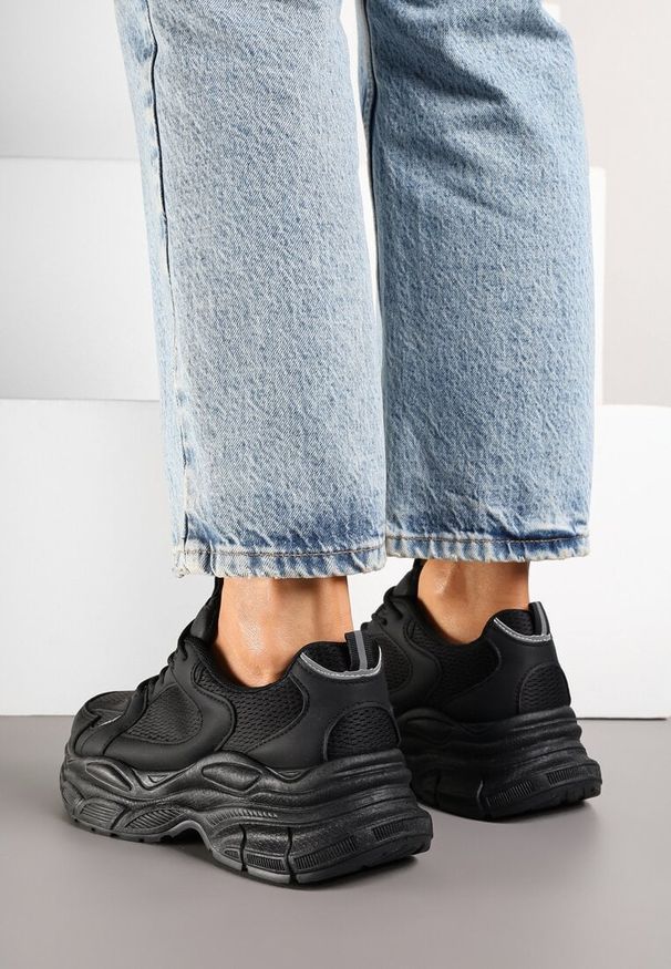 Renee - Czarne Sneakersy Vices na Platformie Ozdobione Tłoczeniem Natiselle. Okazja: na co dzień. Kolor: czarny. Materiał: jeans. Wzór: aplikacja. Obcas: na platformie