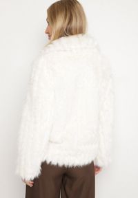 Born2be - Jasnobeżowa Kurtka Futerko o Krótkim Kroju z Kołnierzem Alendrie. Okazja: na spotkanie biznesowe, do pracy, na co dzień. Kolor: beżowy. Materiał: futro. Długość: krótkie. Wzór: aplikacja. Styl: elegancki, casual, biznesowy #7