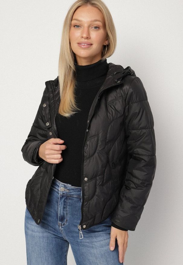 Born2be - Czarna Przejściowa Kurtka z Oryginalnym Pikowaniem i Kapturem Aruvitte. Okazja: na co dzień, na spacer. Kolor: czarny. Materiał: poliester, jeans. Styl: casual