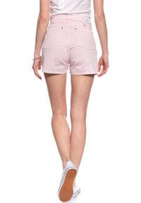 Wrangler - DAMSKIE SPODENKI WRANGLER RETRO BOY SHORT PRETTY PINK W244DM14C. Stan: podwyższony. Kolor: różowy. Styl: retro #10