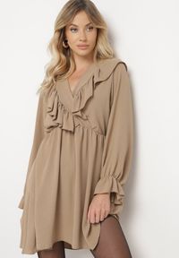 Born2be - Ciemnobeżowa Rozkloszowana Sukienka o Kopertowym Kroju z Falbankami Celonara. Okazja: na imprezę. Typ kołnierza: kołnierz z falbankami. Kolor: beżowy. Typ sukienki: kopertowe. Styl: elegancki #1