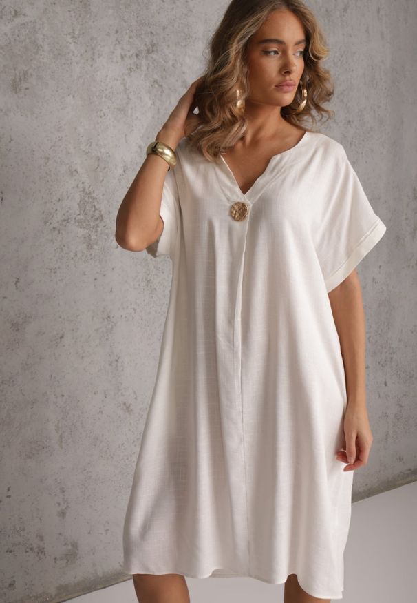 Renee - Biała Sukienka o Pudełkowym Kroju z Lnem i Wiskozą Zdobiona Guzikiem Mezynore. Kolekcja: plus size. Kolor: biały. Materiał: wiskoza, len. Wzór: aplikacja. Typ sukienki: dla puszystych. Styl: boho, wakacyjny