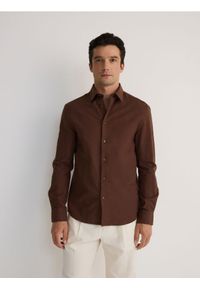 Reserved - Koszula regular z domieszką wiskozy - brązowy. Kolor: brązowy. Materiał: wiskoza