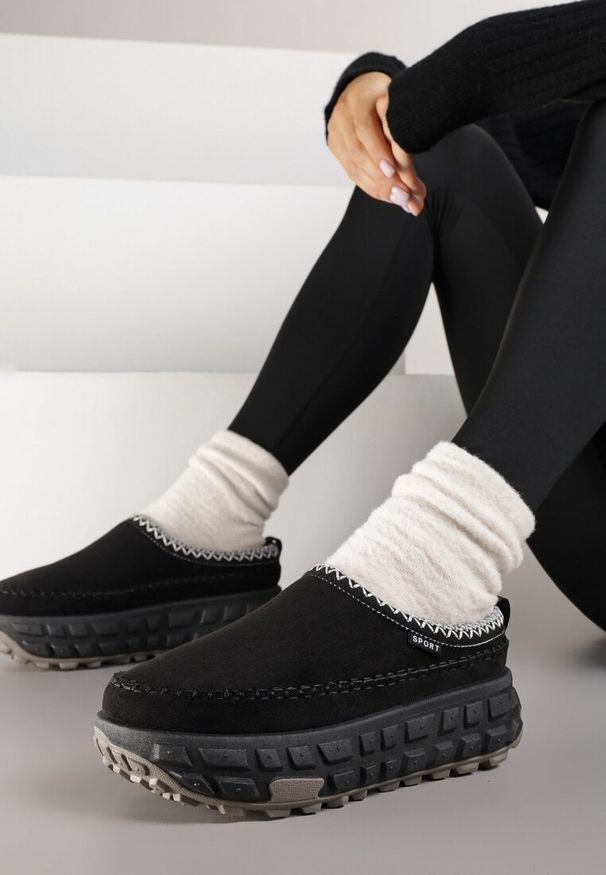Born2be - Czarne Niskie Śniegowce na Grubej Tłoczonej Podeszwie Arevire. Okazja: na co dzień. Kolor: czarny. Materiał: jeans. Styl: casual