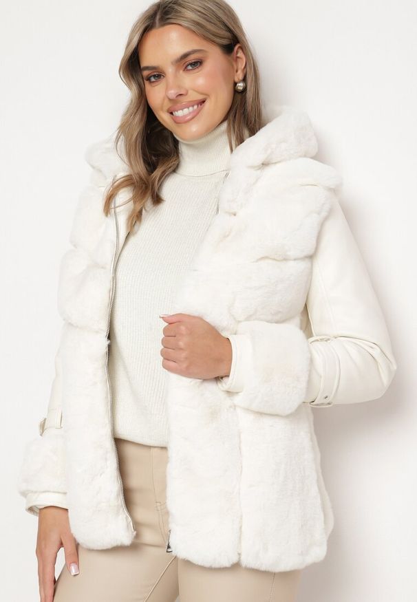 Born2be - Beżowa Futrzana Kurtka z Kapturem Wiązanym Paskiem i Rękawami z Imitacji Skóry z Klamrami Mesirya. Okazja: na co dzień. Typ kołnierza: kaptur. Kolor: beżowy. Materiał: skóra, futro. Wzór: aplikacja. Styl: casual, elegancki