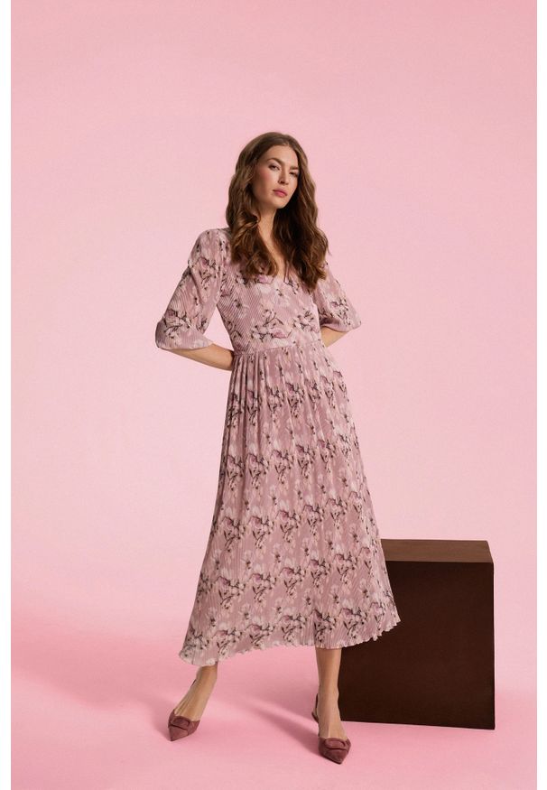 MOODO - Plisowana sukienka różowa. Kolor: różowy. Materiał: poliester