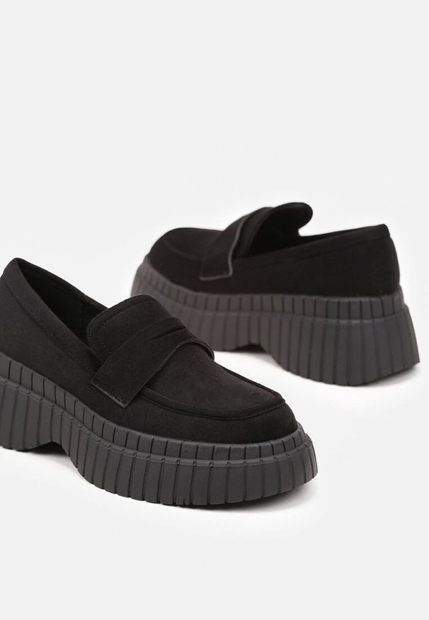 Born2be - Czarne Mokasyny na Grubej Tłoczonej Podeszwie z Ozdobnym Paskiem Fonamia. Okazja: na co dzień. Zapięcie: pasek. Kolor: czarny. Materiał: jeans. Obcas: na platformie. Styl: klasyczny, elegancki, casual