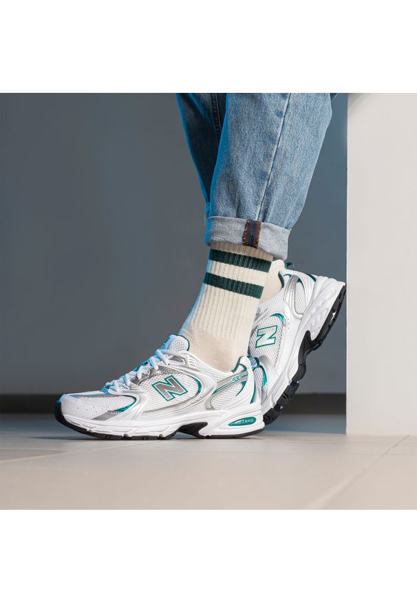 Buty unisex New Balance MR530AB – białe. Okazja: na co dzień. Kolor: biały. Materiał: tworzywo sztuczne. Szerokość cholewki: normalna. Sezon: lato