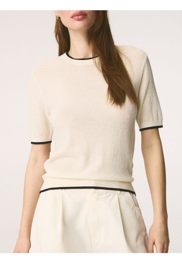 Reserved - Wełniany t-shirt - złamana biel. Materiał: wełna