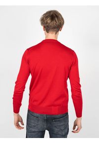 Plein Sport Sweter "Merino" | MPPS90152 | Mężczyzna | Czerwony. Okazja: na co dzień. Kolor: czerwony. Materiał: wełna. Wzór: aplikacja. Styl: sportowy