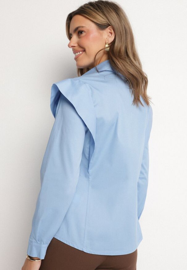 Born2be - Jasnoniebieska Bawełniana Koszula z Ozdobnymi Ramionami Teladoria. Okazja: na co dzień. Kolor: niebieski. Materiał: bawełna. Styl: casual, elegancki