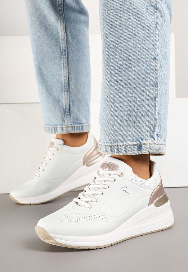 Renee - Białe Sneakersy na Koturnie Zdobione Tłoczeniami i Aplikacją Marovea. Okazja: na co dzień. Kolor: biały. Materiał: jeans. Szerokość cholewki: normalna. Wzór: aplikacja. Obcas: na koturnie