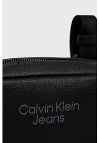 Calvin Klein Jeans saszetka kolor czarny. Kolor: czarny. Wzór: nadruk