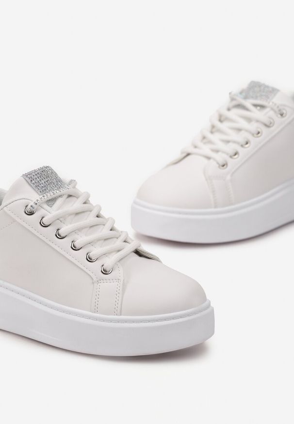 Born2be - Biało-Srebrne Sneakersy z Drobnymi Cyrkoniami na Języku i Zapiętku Amaviana. Kolor: biały. Wzór: aplikacja