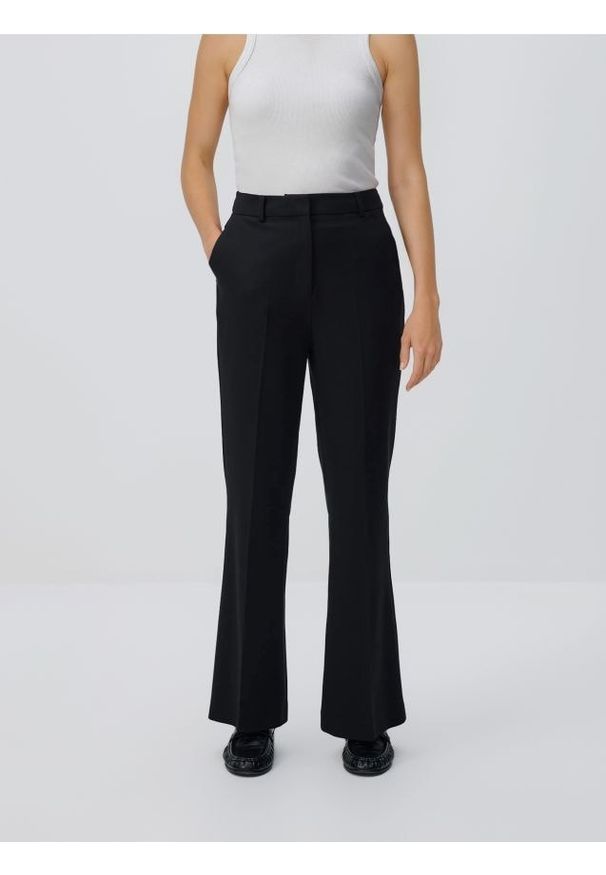 Reserved - Spodnie flare z kantem - czarny. Kolor: czarny. Materiał: wiskoza, tkanina