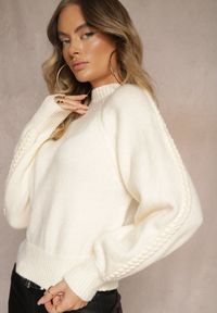 Renee - Jasnobeżowy Sweter z Wiskozą i Splotem w Stylu Warkocz z Półgolfem Sinithia. Kolor: beżowy. Materiał: wiskoza. Wzór: ze splotem. Sezon: zima