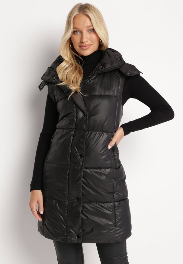 Born2be - Czarna Kamizelka o Długim Pikowanym Fasonie z Odpinanym Kapturem Glonte. Okazja: na co dzień. Kolor: czarny. Materiał: tkanina, materiał. Długość: długie. Styl: casual, klasyczny