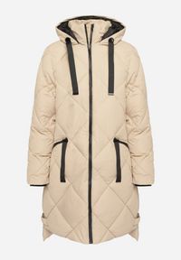 Born2be - Ciemnobeżowa Kurtka z Kapturem i Kieszeniami w Kraciaste Pikowane Przeszycia Ettaline. Okazja: na co dzień. Typ kołnierza: kaptur. Kolor: beżowy. Materiał: jeans. Styl: elegancki, klasyczny, casual, sportowy #4